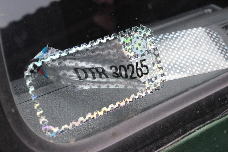 Od 4 września będzie można usunąć nalepkę z szyby. Ale nie wcześniej Od 4 września będzie można usunąć nalepkę z szyby. Ale nie wcześniej