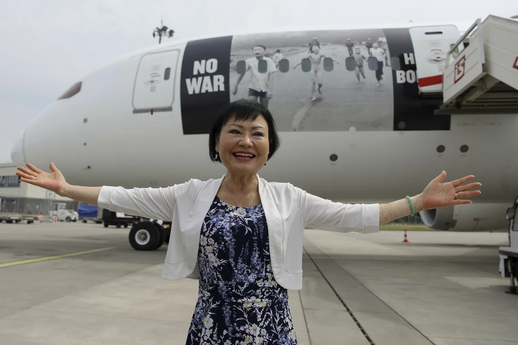 Kim Phuc przed samolotem przewożącym uchodźców uciekających przed wojną w Ukrainie do Kanady z Lotniska im. Fryderyka Chopina w Warszawie Kim Phuc przed samolotem przewożącym uchodźców uciekających przed wojną w Ukrainie do Kanady z Lotniska im. Fryderyka Chopina w Warszawie