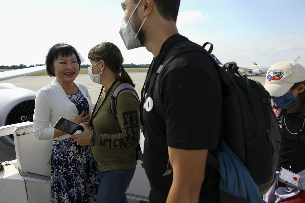 Kim Phuc, po lewej, wita grupę ukraińskich uchodźców, którzy wsiadają do samolotu przed odlotem do Kanady Kim Phuc, po lewej, wita grupę ukraińskich uchodźców, którzy wsiadają do samolotu przed odlotem do Kanady