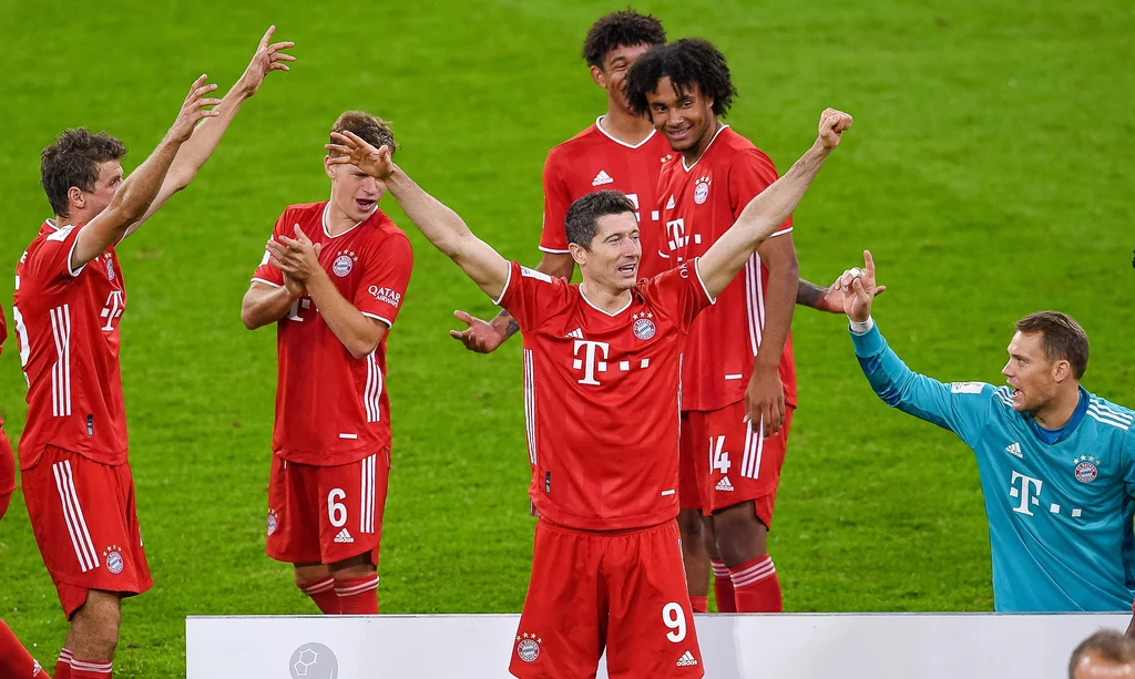 Robert Lewandowski (nr 9) i Joshua Zirkzee świętują zdobycie Superpucharu w 2020 r. Robert Lewandowski (nr 9) i Joshua Zirkzee świętują zdobycie Superpucharu w 2020 r.