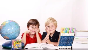 300 plus czyli "Dobry start" to świadczenie skierowane do rodziców dzieci w wieku szkolnym. Ma ono pomóc w sfinansowaniu wyprawki szkolnej