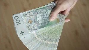 Różnice w wysokości wynagrodzeń osób posługujących się językiem angielskim na różnych poziomach zaawansowania można zauważyć również na poszczególnych stanowiskach