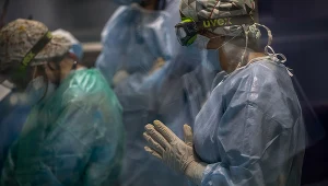 W Europie i poza nią obserwuje się wzrosty zakażeń spowodowane rozprzestrzenianiem się dwóch podwariantów Omikronu. Według niektórych trzeba mówić już o COVID-22