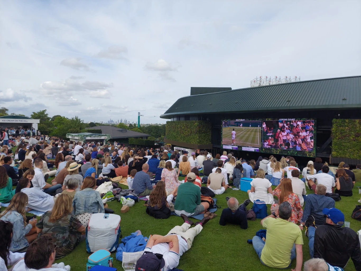 Wimbledon 2022. Publiczność oglądająca mecze wielkoszlemowego turnieju