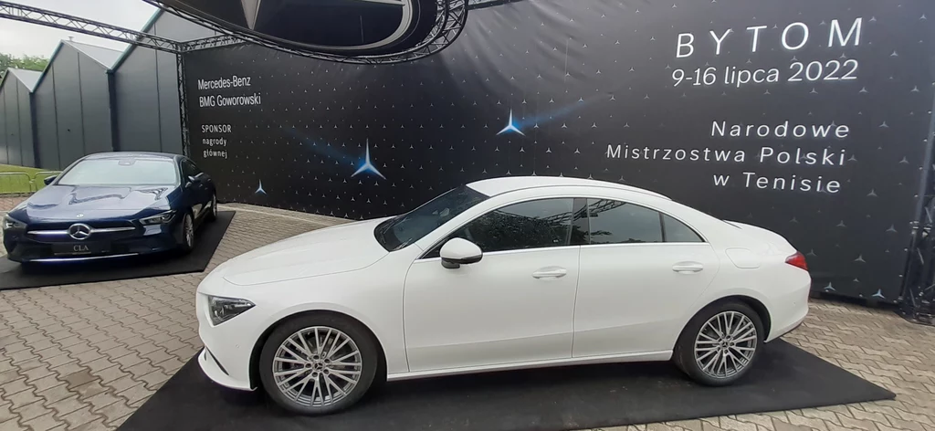 Luksusowe mercedesy klasy CLA są nagrodą dla zwycięzców mistrzostw Polski w tenisie w Bytomiu. Biały dla mistrzyni, ciemnogranatowy dla mistrza Luksusowe mercedesy klasy CLA są nagrodą dla zwycięzców mistrzostw Polski w tenisie w Bytomiu. Biały dla mistrzyni, ciemnogranatowy dla mistrza