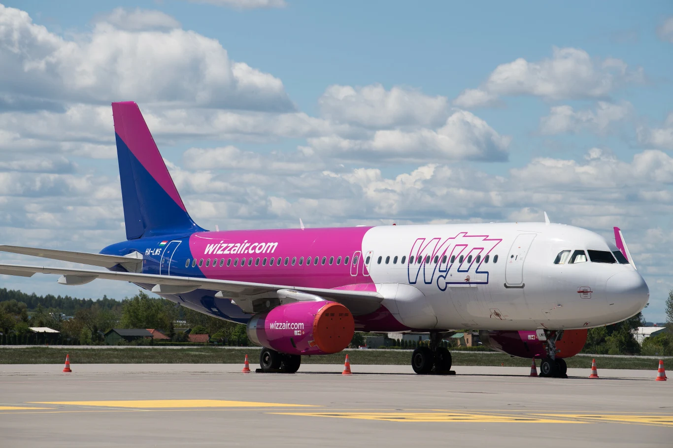 Airbus A320 to samolot, który w swojej flocie mają największe firmy przewozowe. Między innymi WizzAir Airbus A320 to samolot, który w swojej flocie mają największe firmy przewozowe. Między innymi WizzAir