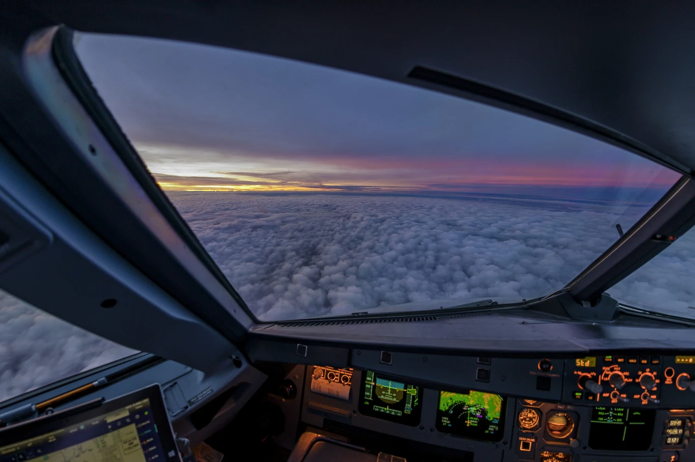 Widok z kabiny pilotów w samolocie Airbus A320 Widok z kabiny pilotów w samolocie Airbus A320