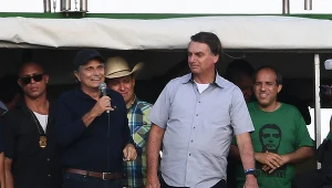Nelson Piquet (przy mikrofonie) oraz Jair Bolsonaro (w jasnej koszuli) na demonstracji rolników w Brazylii w roku 2021.