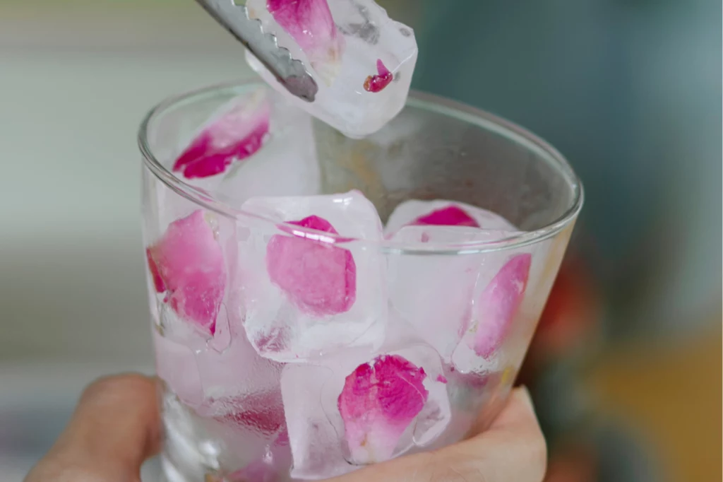 Kostki lodu dodane do napojów to idealny sposób na ochłodę w upalny dzień