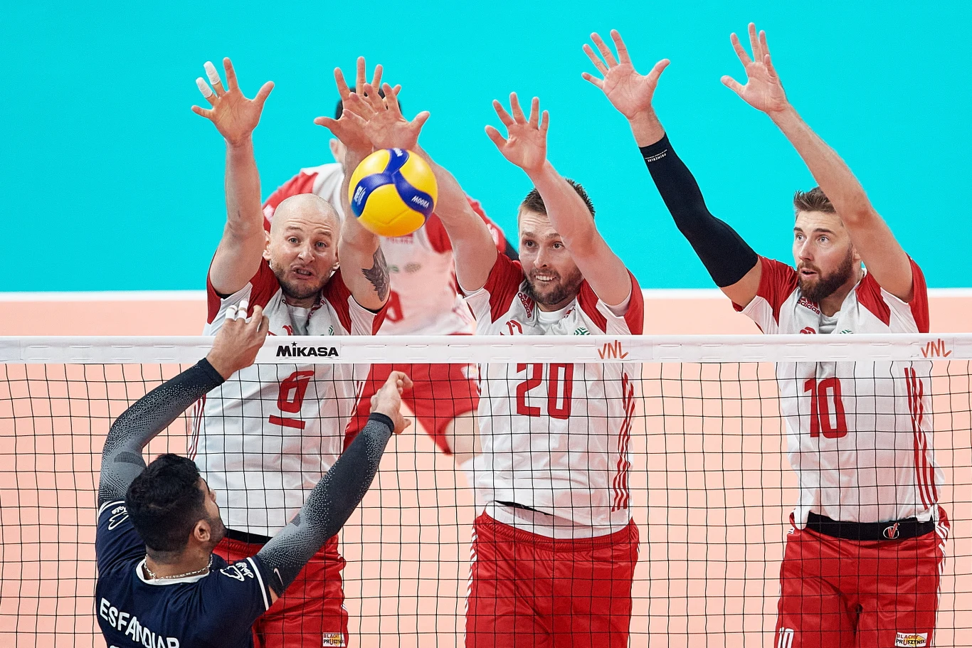 Mateusz Bieniek (drugi z prawej) błysnął z Iranem nie tylko zagrywką, ale i w bloku Mateusz Bieniek (drugi z prawej) błysnął z Iranem nie tylko zagrywką, ale i w bloku