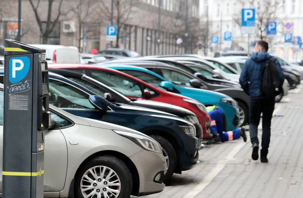 Warszawa jest w czołówce miast, które dynamicznie zwiększa nie tylko stawki opłat za parkowanie, ale też obszar stref