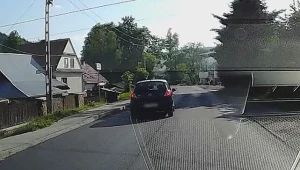 Według relacji świadka kierowca jechał slalomem