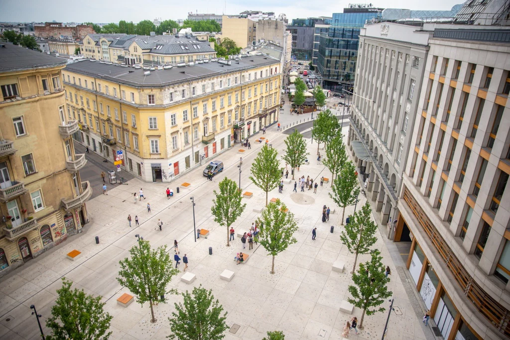 Plac Pięciu Rogów znajdujący się w centrum Warszawy przeszedł szumnie zapowiadaną rewitalizację. Jednak, jak zwracają uwagę mieszkańcy Warszawy i miejscy aktywiści, zamiast nowego życia jest to kolejny przypadek betonozy