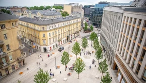 Plac Pięciu Rogów znajdujący się w centrum Warszawy przeszedł szumnie zapowiadaną rewitalizację. Jednak, jak zwracają uwagę mieszkańcy Warszawy i miejscy aktywiści, zamiast nowego życia jest to kolejny przypadek betonozy