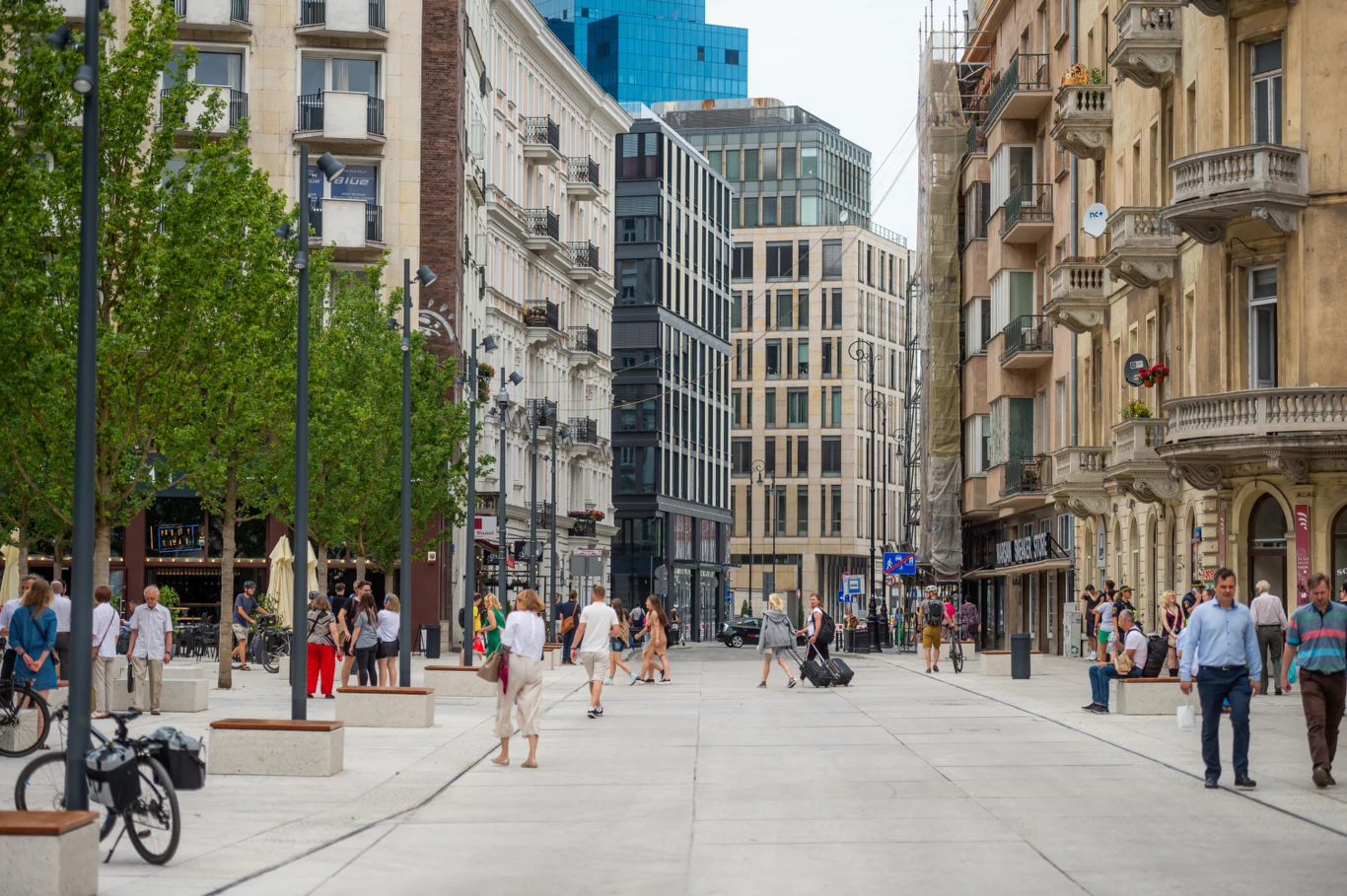 Mimo że na Plac Pięciu Rogów teoretycznie mogą wjeżdżać tylko mieszkańcy dojeżdżający do posesji, to kierowcy już dali tam popis "patoparkowania"