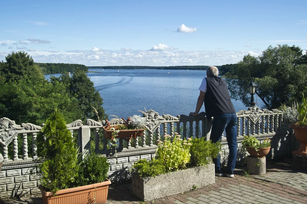 Widok na Jezioraka zapiera dech w piersiach. To właśnie ten zbiornik wodny zajął trzecie miejsce w rankingu 