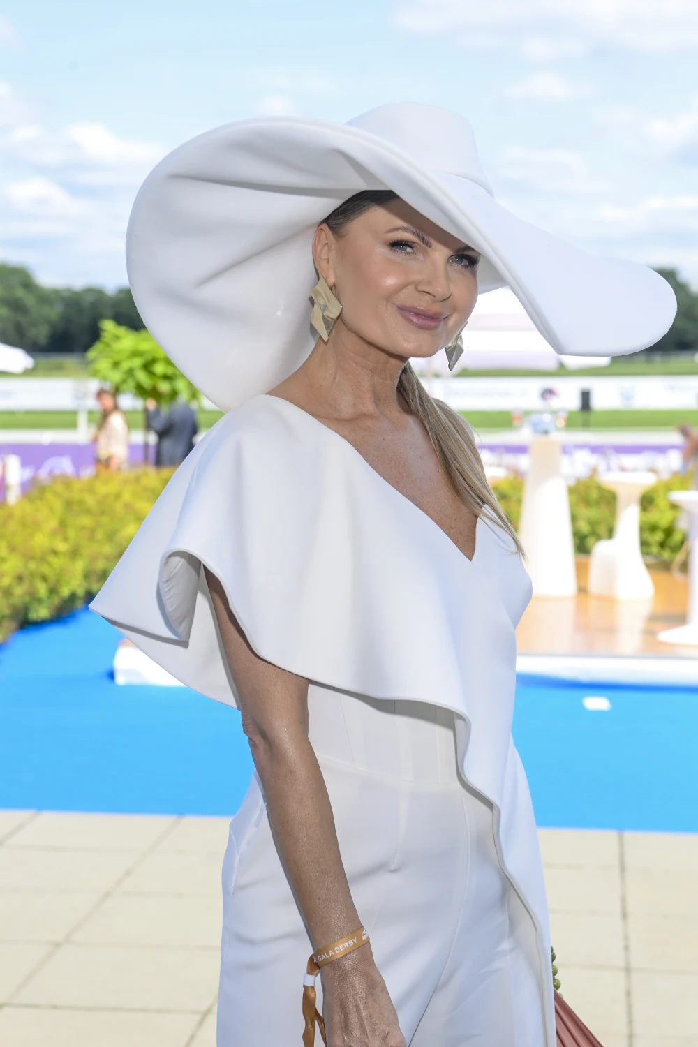 Viola Piekut postawiła na biały total look