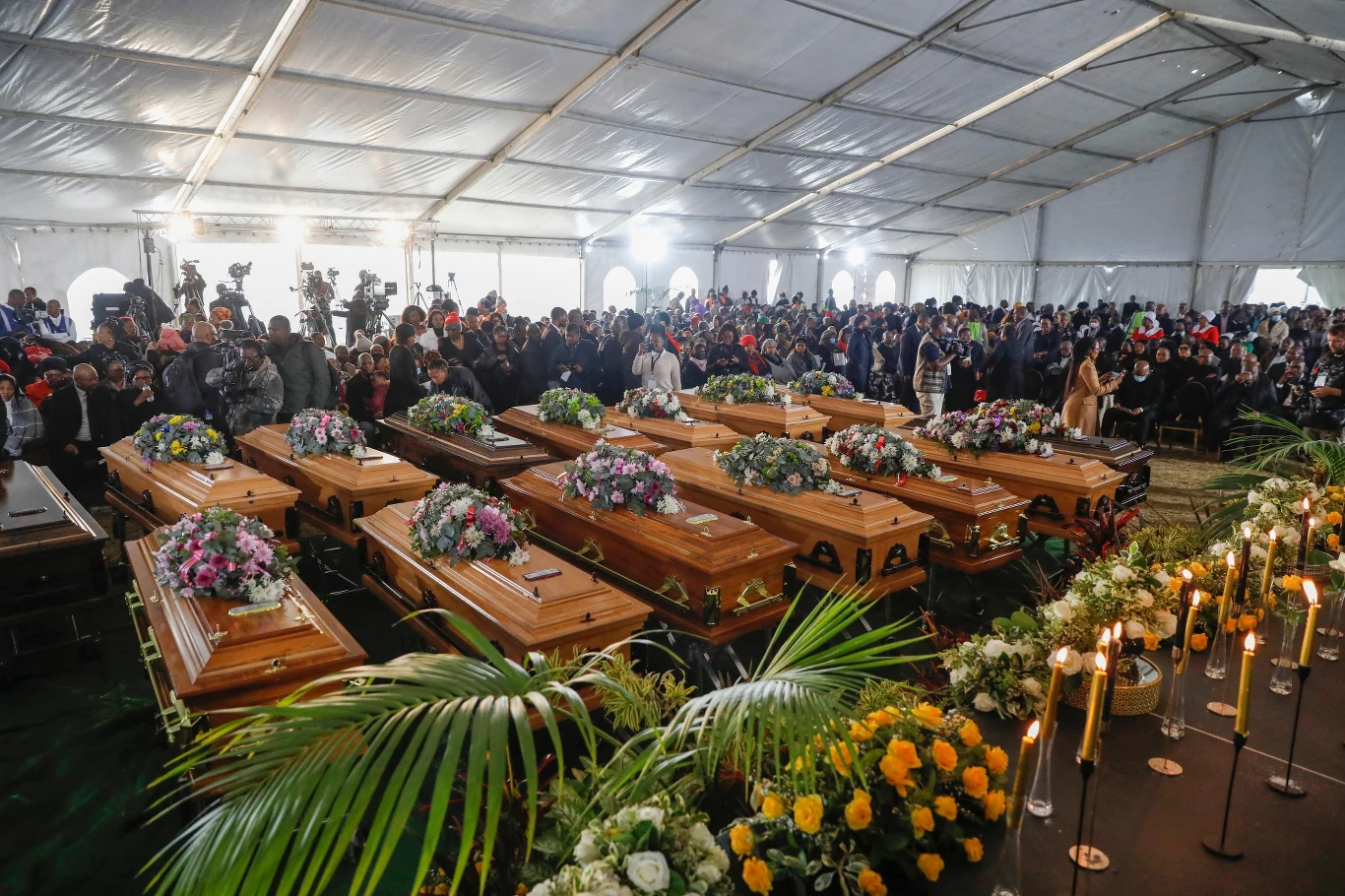 Pogrzeb 19 z 21 ofiar tragicznej imprezy na południu RPA Pogrzeb 19 z 21 ofiar tragicznej imprezy na południu RPA