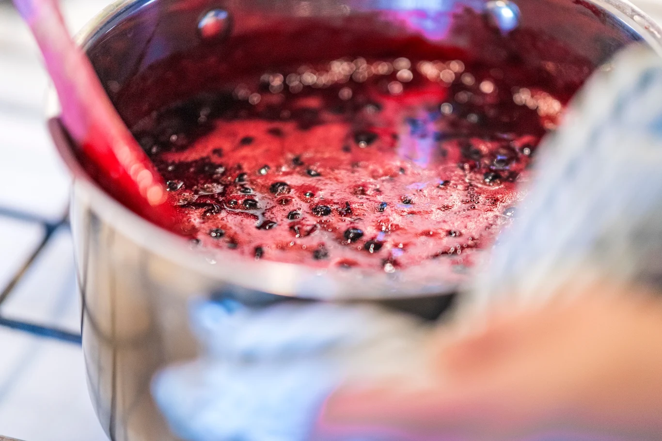 Sok z czarnej porzeczki. Jak go przygotować? Ile gotować?