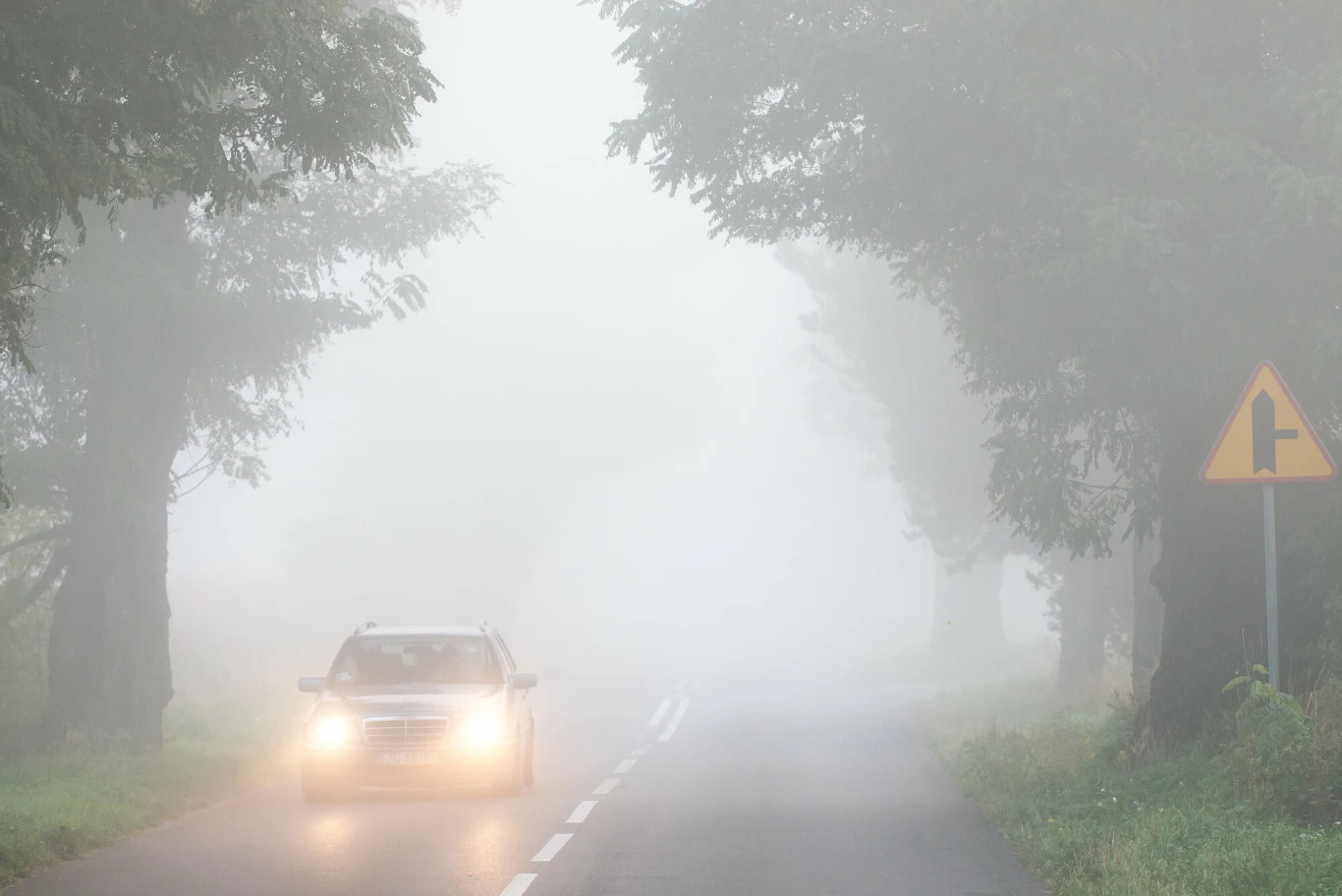 Kierowcy mają swobodę w podejmowaniu decyzji, kiedy użyć przednich świateł przeciwmgłowych.