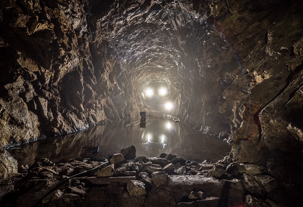 Wiele podziemnych przejść można zwiedzać tak jak korytarze kompleksu „Riese”, jednak niektórzy lubią wchodzić do różnych tuneli na własną rękę. To może skończyć się tragicznie. Wiele podziemnych przejść można zwiedzać tak jak korytarze kompleksu „Riese”, jednak niektórzy lubią wchodzić do różnych tuneli na własną rękę. To może skończyć się tragicznie.