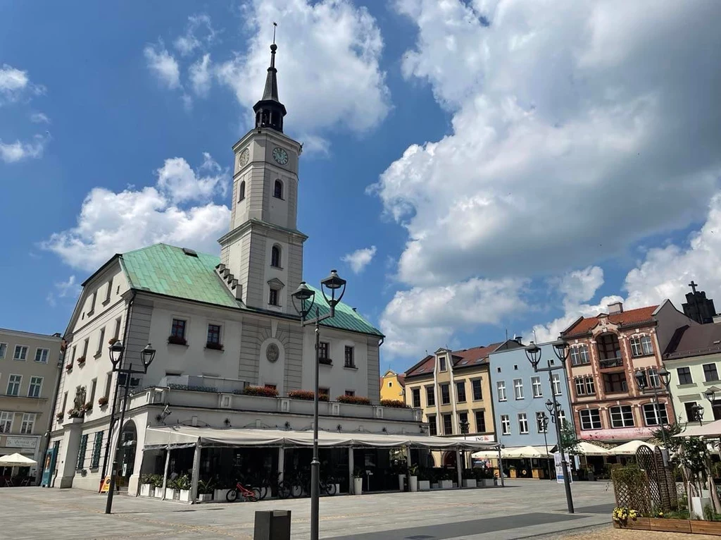 Na Rynku w Gliwicach znajduje się m.in. ratusz