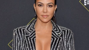 Kourtney Kardashian cała na czarno. Postawiła na lateksowy strój