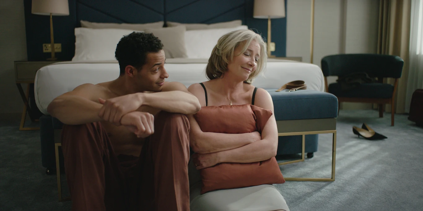 Daryl McCormack i Emma Thompson w scenie z filmu "Powodzenia, Leo Grande" Daryl McCormack i Emma Thompson w scenie z filmu "Powodzenia, Leo Grande"