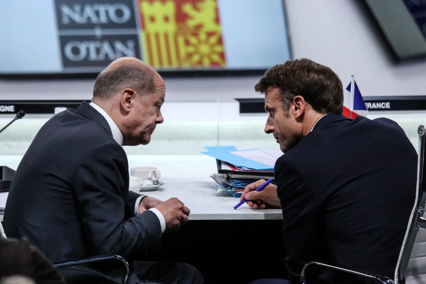 Olaf Scholz i Emmanuel Macron dali się poznać z wielu mocno niefortunnych wypowiedzi w kwestii wojny w Ukrainie