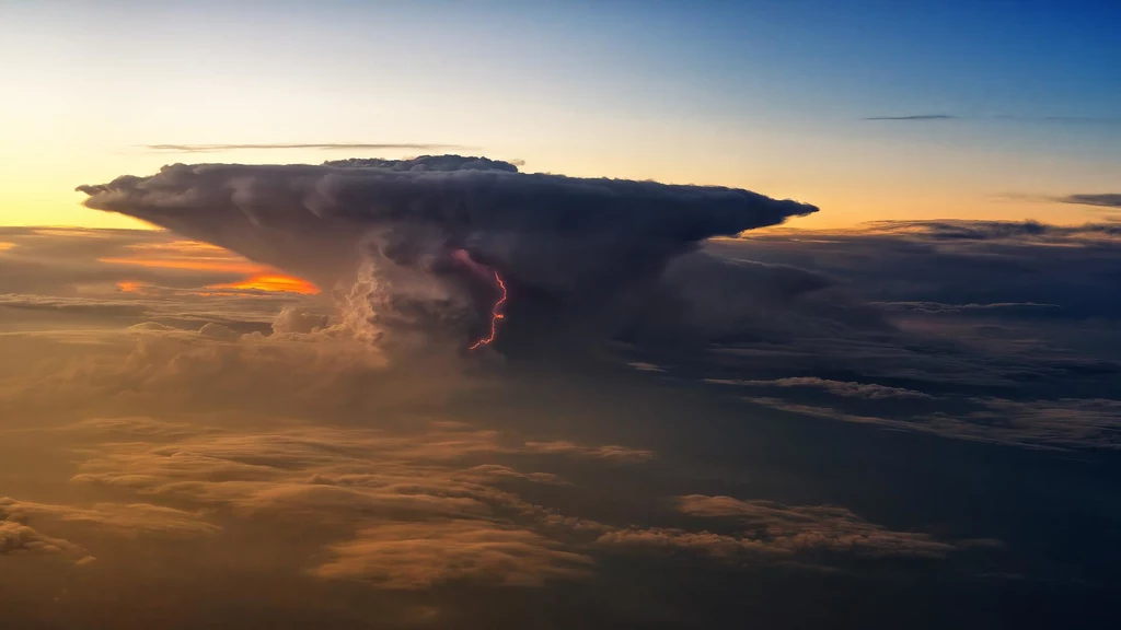 Chmura Cumulonimbus może mieć nawet kilka kilometrów wysokości