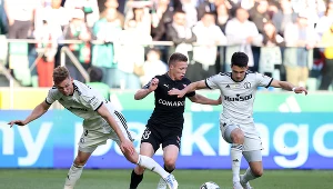 20-letni talent ratuje klub Ekstraklasy. Gol palce lizać!