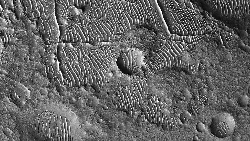 Niezwykłe grzbiety krainy Tempe Terra na Marsie