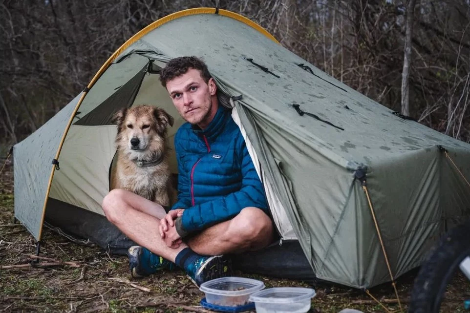 Tom wyruszył w podróż sam, ale szybko dołączyła do niego Savannah