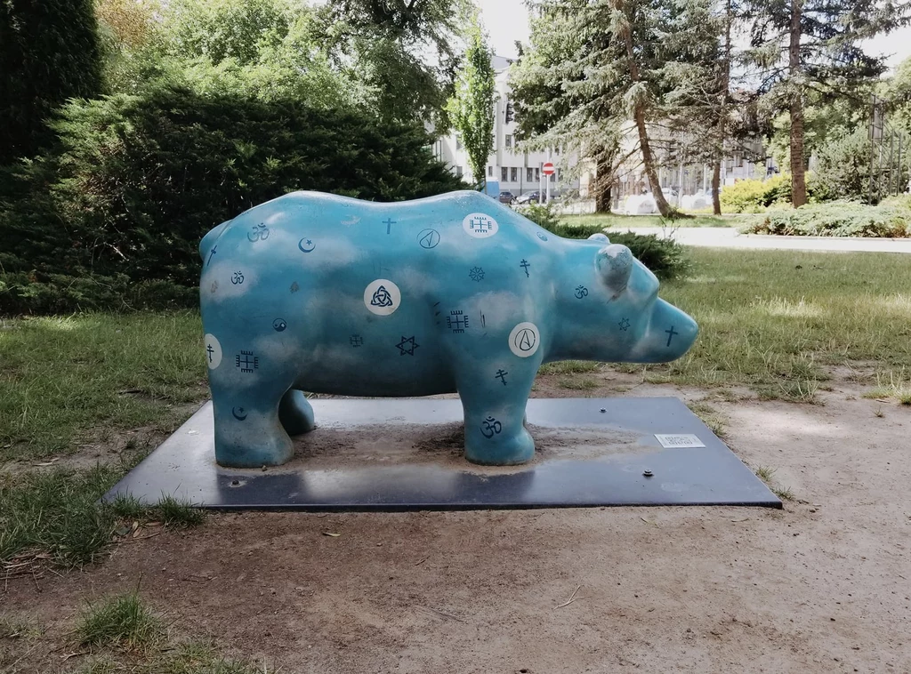 Rzeźby niedźwiadka szczęścia rozstawione są w całym Słupsku, a zabawa polega na tym, że chodząc po mieście "zbieramy" je wszystkie do fotograficznej pułapki 