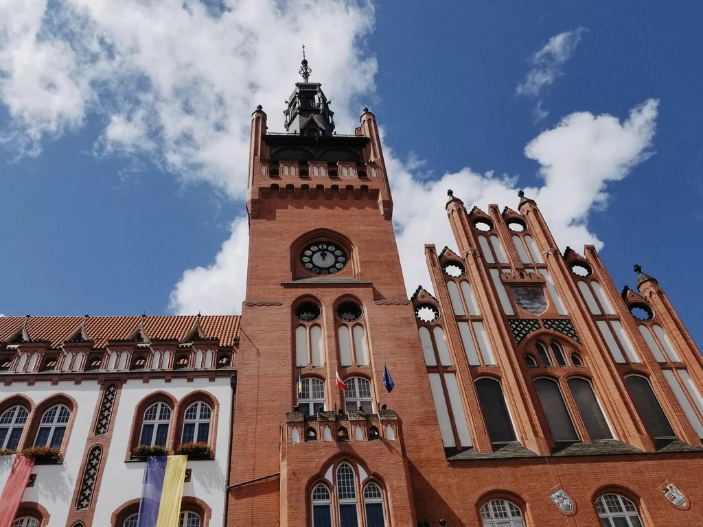 Budynek zabytkowego ratusza jest dziś miejscem pracy miejskiego urzędu 