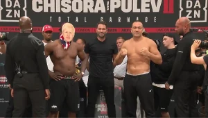 Dereck Chisora w masce z podobizną Borisa Johnsona udał się na ważenie przed walką z Kubratem Pulewem
