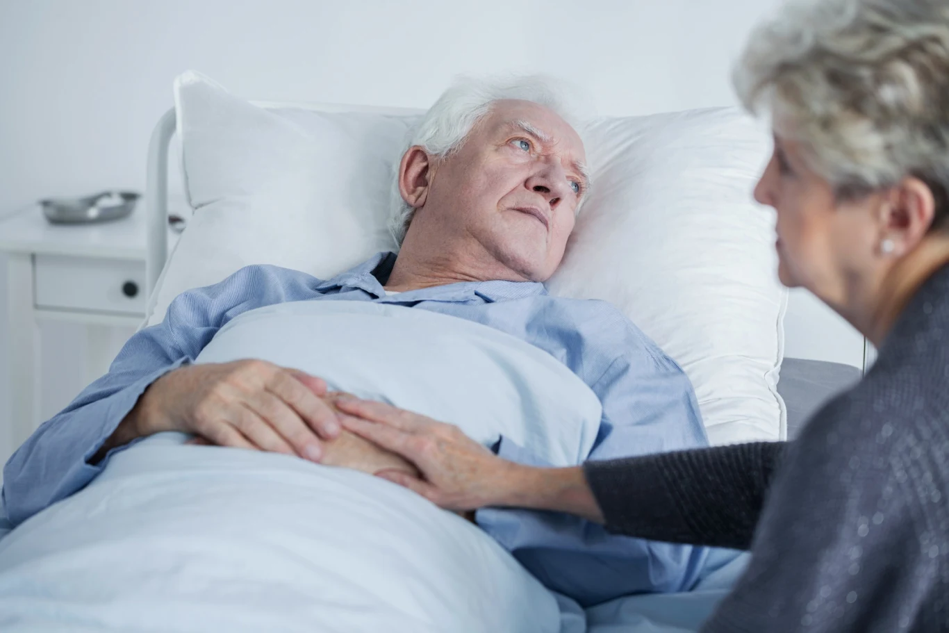 Czasem bliscy mają wyrzuty sumienia, że oddają chorego do hospicjum, jednak to właśnie tam pacjent ma opiekę lekarza i pielęgniarki