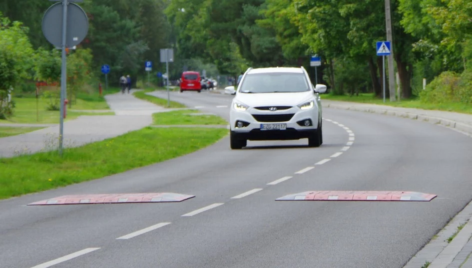 Jakie kryteria decydują o zamontowaniu progu zwalniającego?