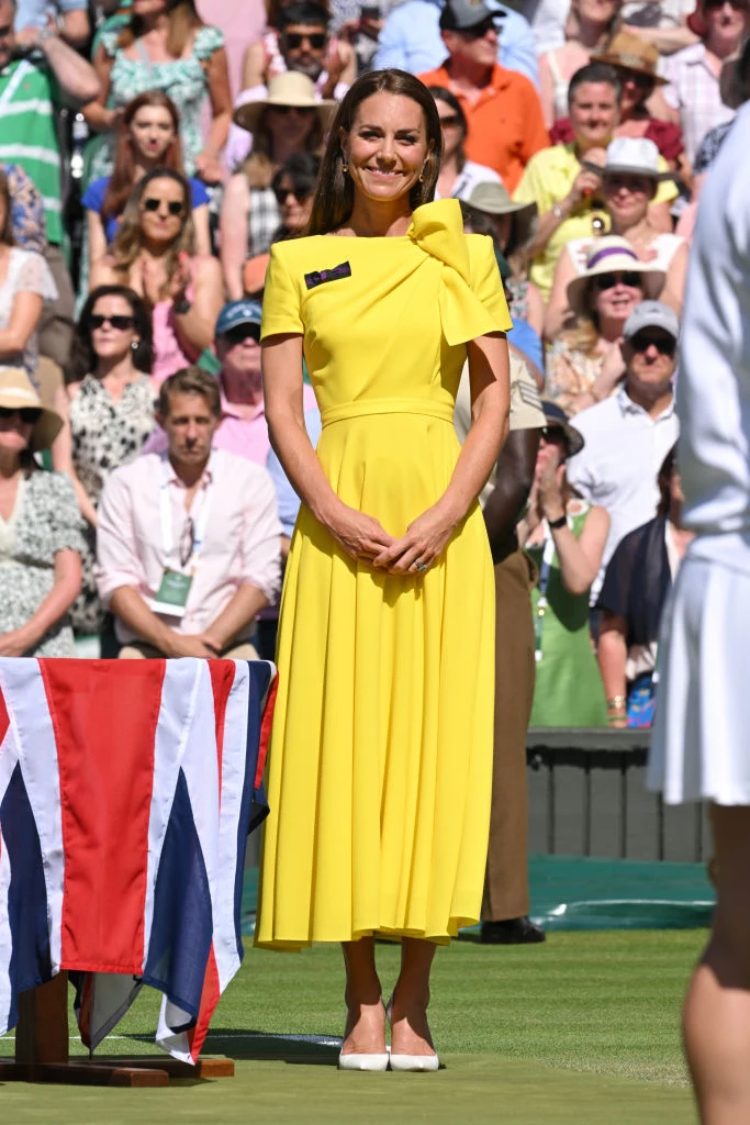 Kate pojawiła się na kortach Wimbledonu. Miała na sobie sukienkę w intensywnie żółtym kolorze