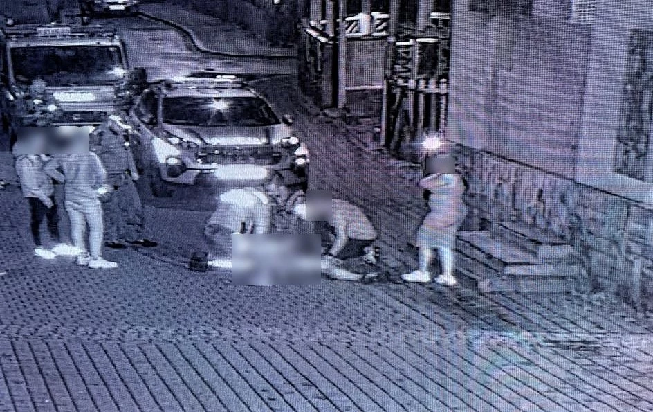 Stopklatka z miejskiego monitoringu pokazująca reanimację mężczyzny na Krupówkach w Zakopanem Stopklatka z miejskiego monitoringu pokazująca reanimację mężczyzny na Krupówkach w Zakopanem