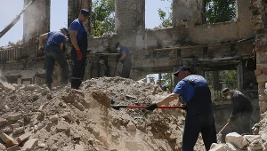 Gruzy w zniszczonym przez Rosjan Mariupolu