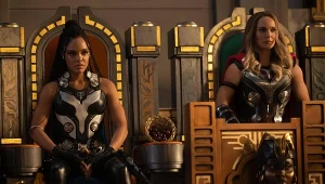 Tessa Thompson i Natalie Portman w scenie z filmu "Thor: Miłość i grom"