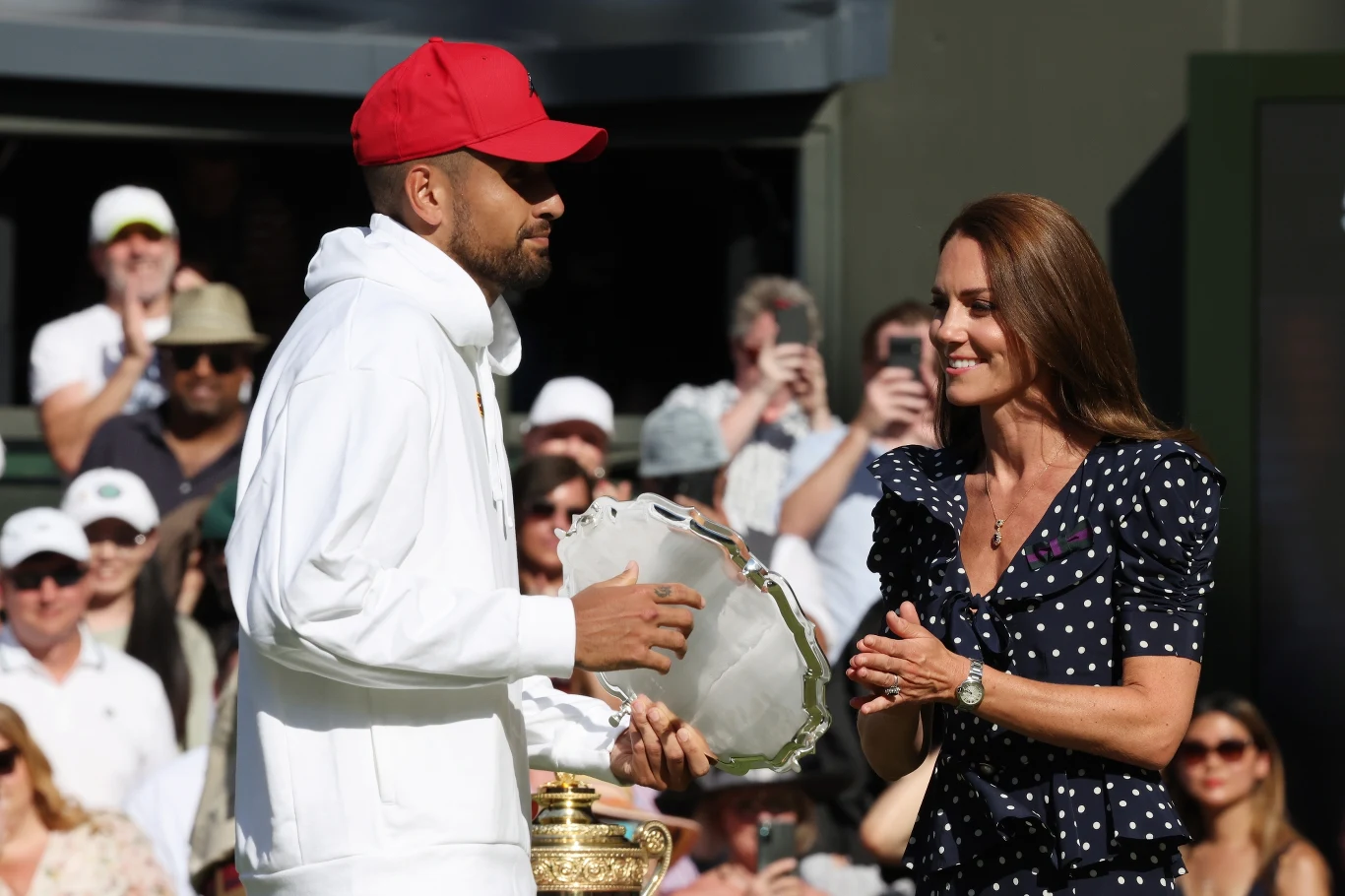Nick Kyrgios odbierający trofeum z rąk księżnej Kate