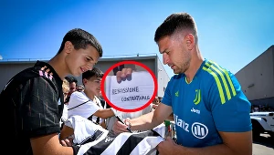 Fan "Juve" bezlitośnie zażartował z Ramsey'a. To piłkarz dostał do podpisania