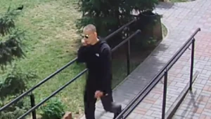 Bydgoska policja poszukuje mężczyzny, który wyłudził od seniorki 100 tys. zł 