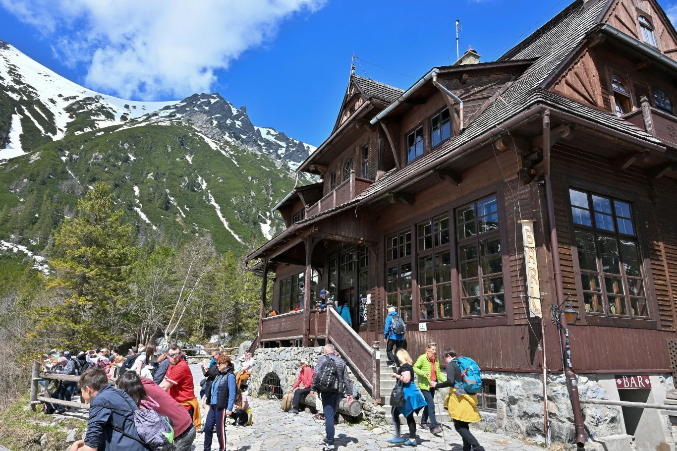 Schronisko Morskie Oko przyciąga tłumy. Prowadzi do niego ponad 9-kilometrowa trasa, która rozpoczyna się na parkingu w Palenicy Białczańskiej. 