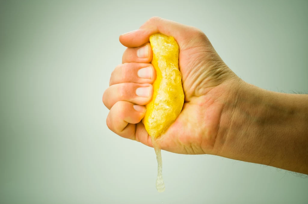 Sok z cytryny skutecznie usunie zabrudzenia z gumy do żucia