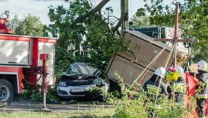 Śmiertelny wypadek w miejscowości Lubikowo pod Międzyrzeczem. Kontener spadł z ciężarówki US Army na samochód osobowy
