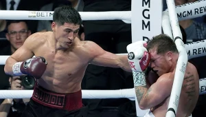 Dmitrij Biwoł (z lewej) w walce z Saulem Alvarezem