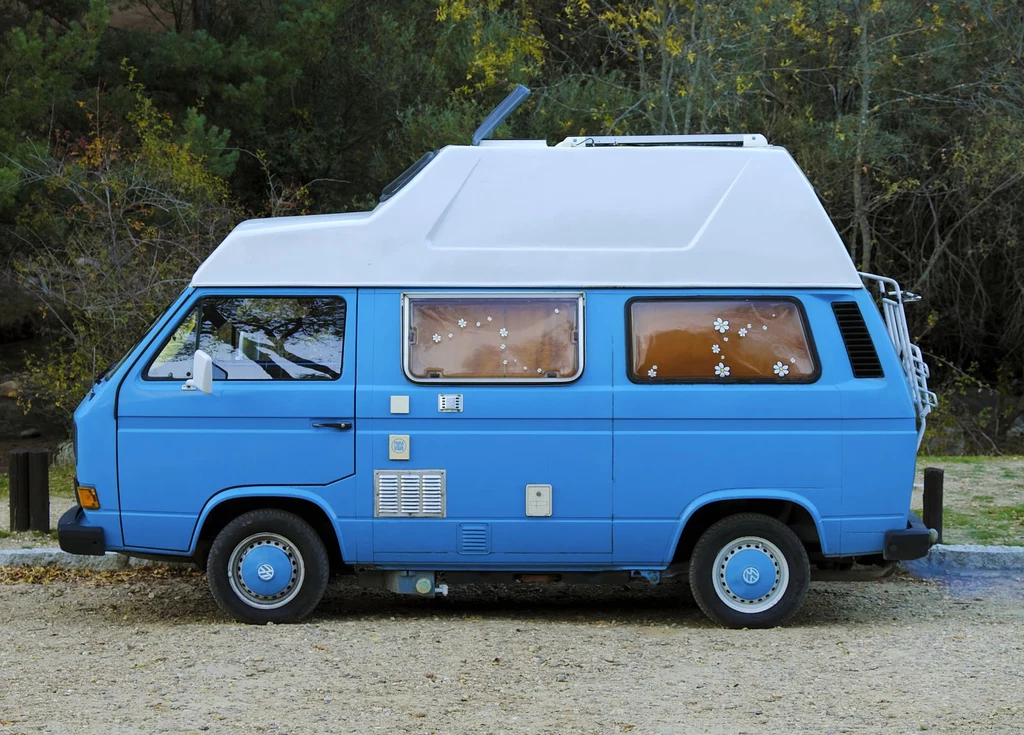 W zaparkowanym w Koszalinie Volkswagenie T3 znaleziono zwłoki mężczyzny w znacznym stopniu rozkładu. Ciało zabrano, auto zostało na parkingu. Zdjęcie poglądowe